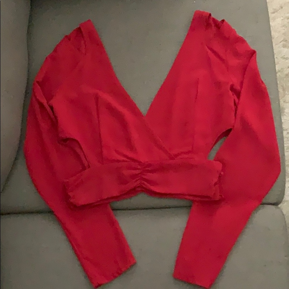 Long sleeve crop top w shoulder and side cutout
